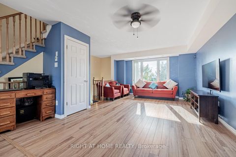 Photo 5 at 9 - 15943 Bayview Avenue, Bayview Northeast, Aurora
