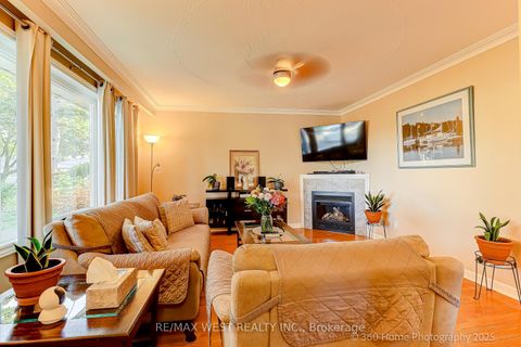 Photo 2 at 152 Benjamin Boulevard, Kennedy Park, Toronto