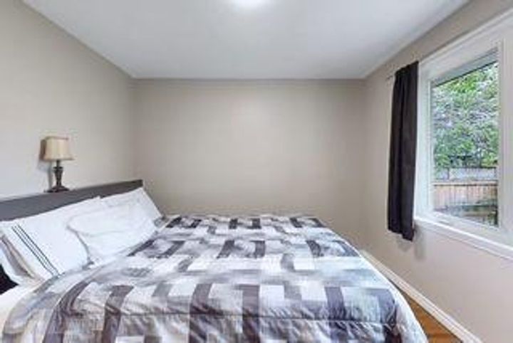 Photo 9 at 2335 Bostock Crescent, Clarkson, Mississauga