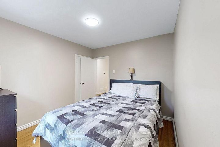 Photo 10 at 2335 Bostock Crescent, Clarkson, Mississauga