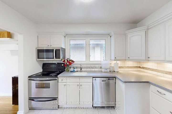 Photo 14 at 2335 Bostock Crescent, Clarkson, Mississauga