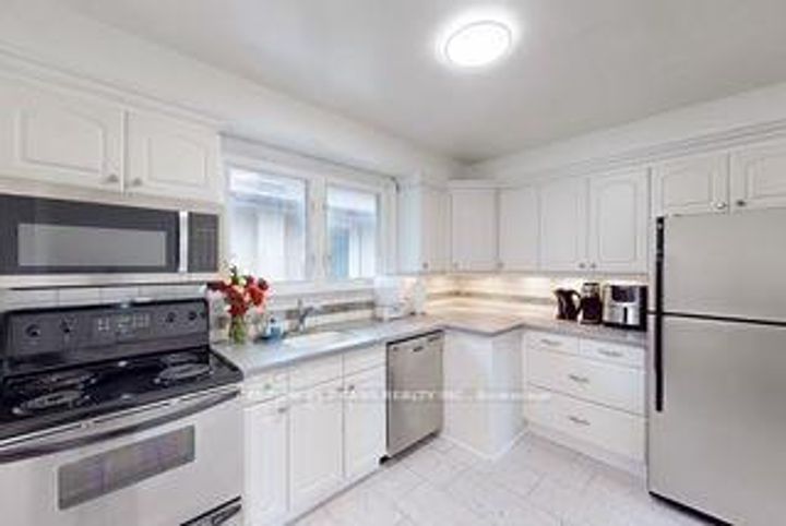 Photo 15 at 2335 Bostock Crescent, Clarkson, Mississauga