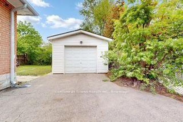 Photo 21 at 2335 Bostock Crescent, Clarkson, Mississauga