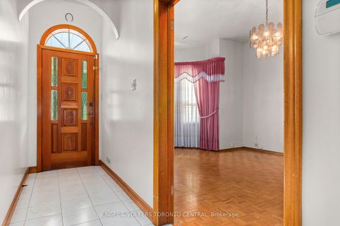 Photo 4 at 8 Brookfield Street, Bellwoods, Toronto