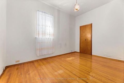Photo 8 at 8 Brookfield Street, Bellwoods, Toronto