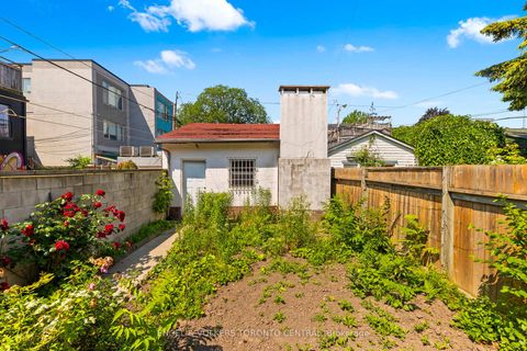 Photo 32 at 8 Brookfield Street, Bellwoods, Toronto