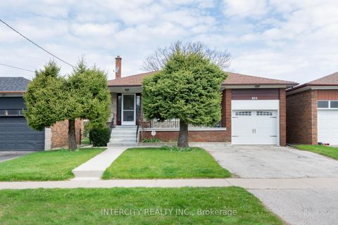 Photo 1 at 852 Glencairn Avenue, Glen Park, Toronto