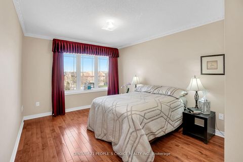 Photo 13 at 160 Carrier Crescent, Patterson, Vaughan