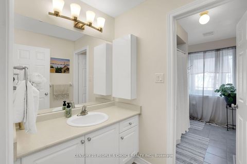 Photo 16 at 160 Carrier Crescent, Patterson, Vaughan