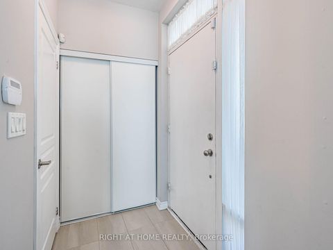 Photo 4 at 44 - 26 APPLEWOOD Lane, Etobicoke West Mall, Toronto