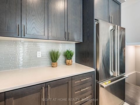 Photo 15 at 44 - 26 APPLEWOOD Lane, Etobicoke West Mall, Toronto