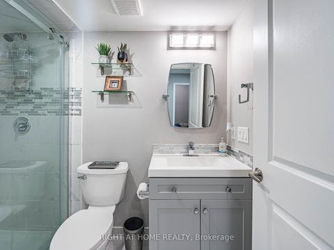 Photo 45 at 44 - 26 APPLEWOOD Lane, Etobicoke West Mall, Toronto