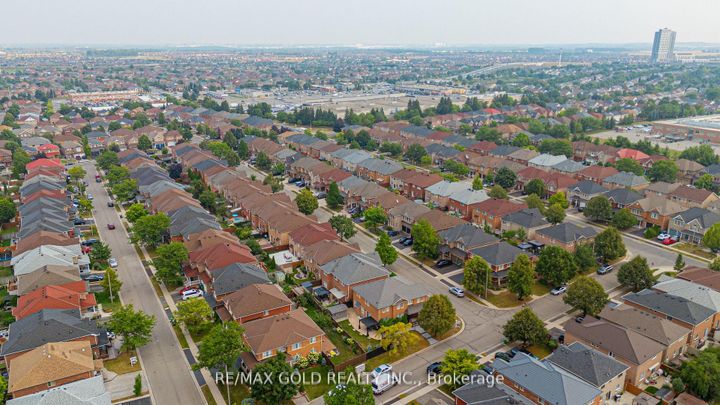 Photo 2 at 52 LINDERWOOD Drive N, Fletcher's Meadow, Brampton
