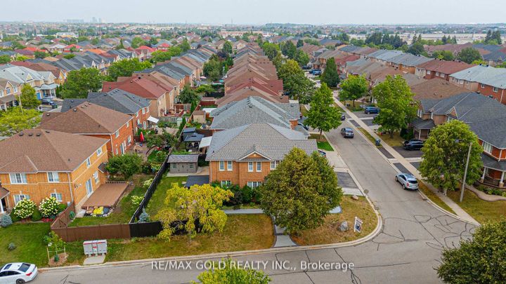 Photo 3 at 52 LINDERWOOD Drive N, Fletcher's Meadow, Brampton