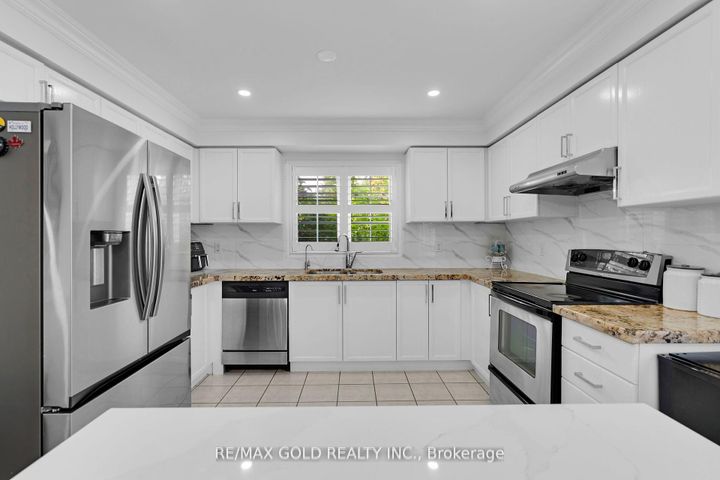 Photo 10 at 52 LINDERWOOD Drive N, Fletcher's Meadow, Brampton