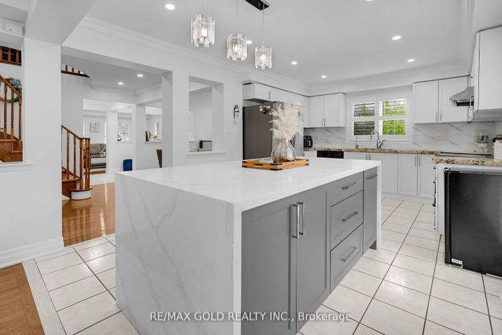 Photo 11 at 52 LINDERWOOD Drive N, Fletcher's Meadow, Brampton