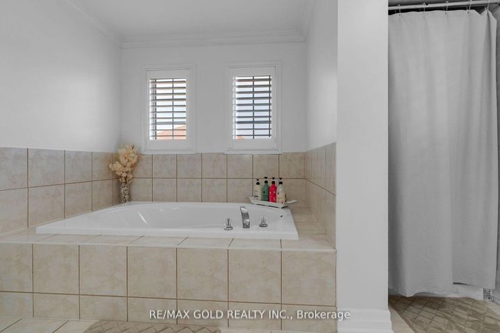 Photo 14 at 52 LINDERWOOD Drive N, Fletcher's Meadow, Brampton