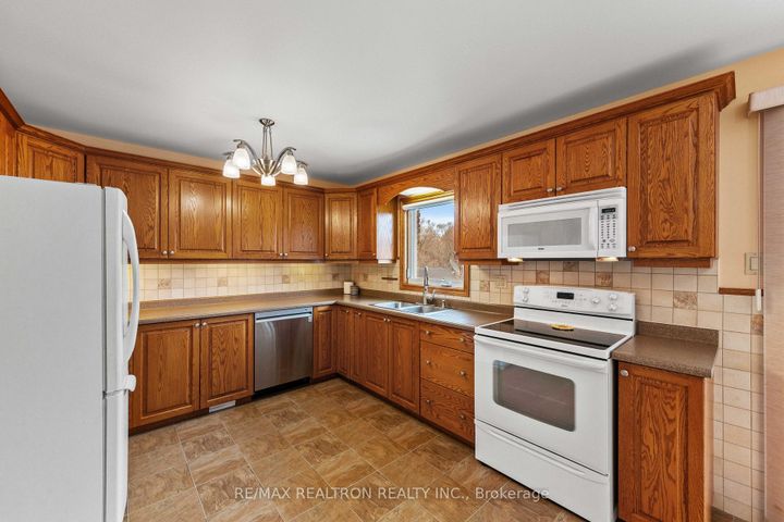 Photo 9 at 593 Simcoe Road, Bradford, Bradford West Gwillimbury