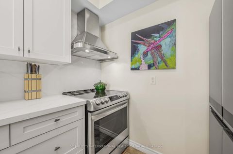 Photo 11 at 605 - 1 Deer Park Crescent, St. Clair, Toronto