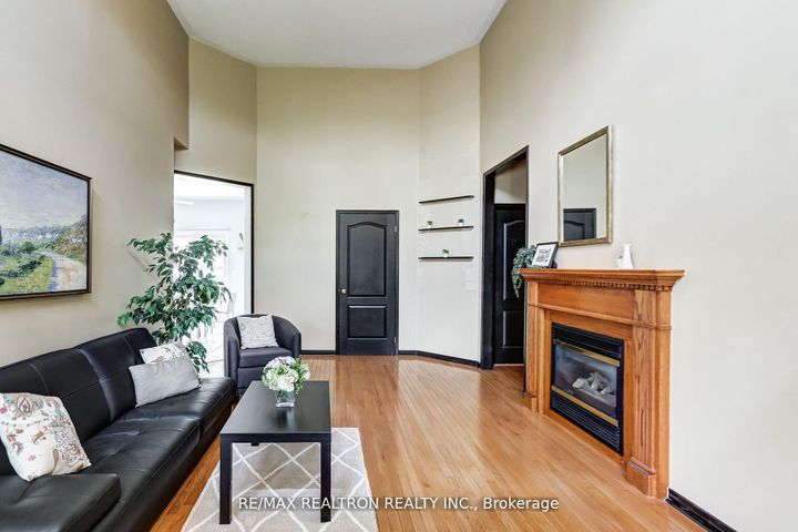 Photo 3 at 61 Manorwood Drive, Berczy, Markham