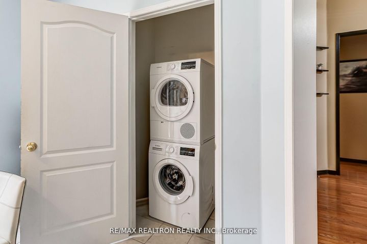 Photo 10 at 61 Manorwood Drive, Berczy, Markham
