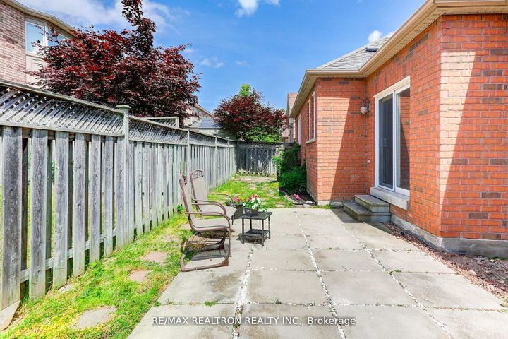 Photo 25 at 61 Manorwood Drive, Berczy, Markham