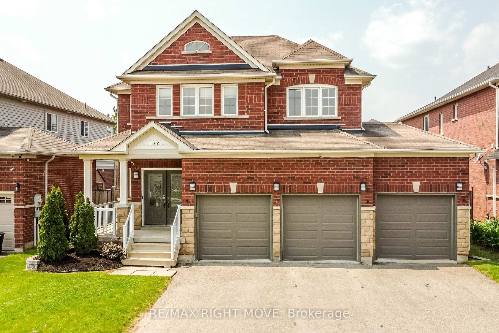 132 The Queensway, Shore, Barrie photo 3 132 The Queensway, Shore, Barrie photo 3