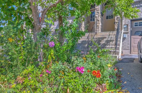 Photo 2 at 5 Rodeo Court, Newtonbrook West, Toronto