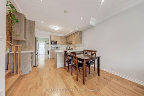 Photo 7 at 5 Rodeo Court, Newtonbrook West, Toronto