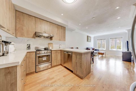 Photo 11 at 5 Rodeo Court, Newtonbrook West, Toronto