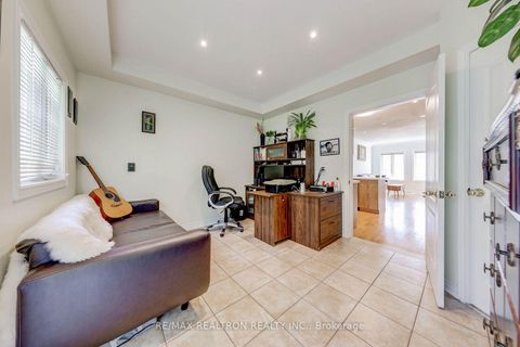 Photo 13 at 5 Rodeo Court, Newtonbrook West, Toronto