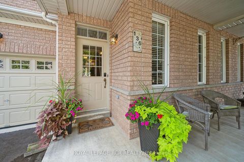 Photo 3 at 136 Dolce Crescent, Vellore Village, Vaughan