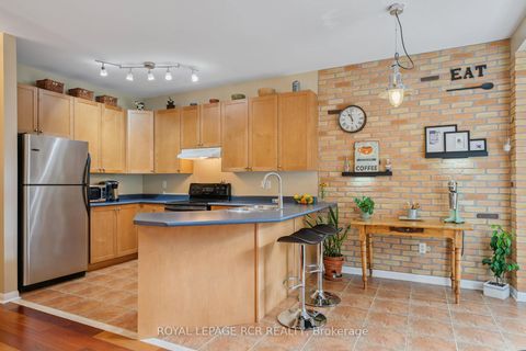 Photo 10 at 136 Dolce Crescent, Vellore Village, Vaughan
