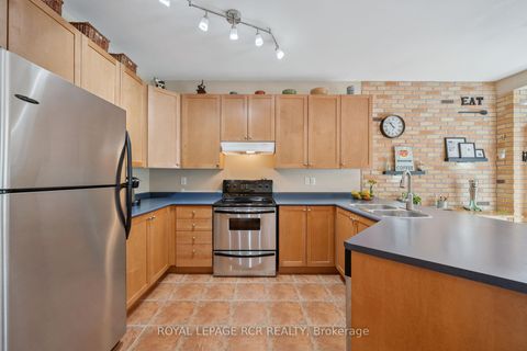 Photo 12 at 136 Dolce Crescent, Vellore Village, Vaughan