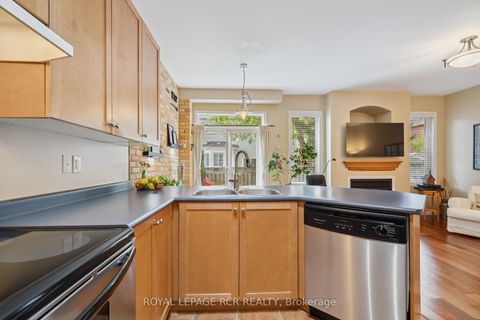 Photo 13 at 136 Dolce Crescent, Vellore Village, Vaughan