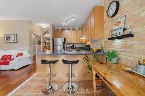 Photo 16 at 136 Dolce Crescent, Vellore Village, Vaughan