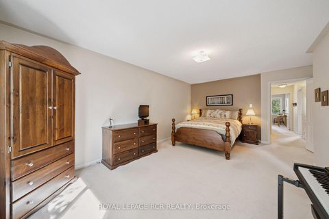 Photo 25 at 136 Dolce Crescent, Vellore Village, Vaughan