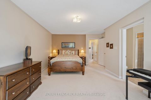 Photo 26 at 136 Dolce Crescent, Vellore Village, Vaughan