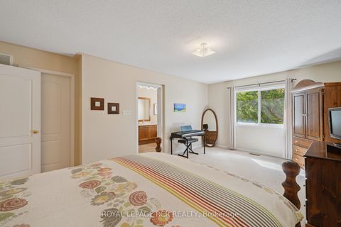 Photo 28 at 136 Dolce Crescent, Vellore Village, Vaughan