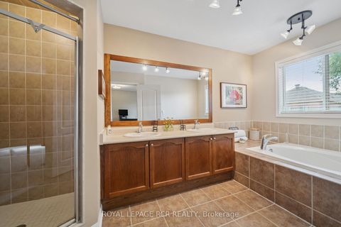 Photo 30 at 136 Dolce Crescent, Vellore Village, Vaughan