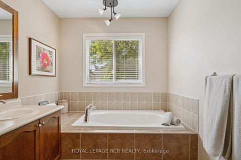 Photo 31 at 136 Dolce Crescent, Vellore Village, Vaughan