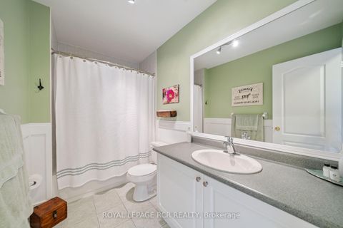 Photo 38 at 136 Dolce Crescent, Vellore Village, Vaughan