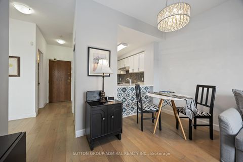 Photo 9 at 218 - 2 Maison Parc Court, Lakeview Estates, Vaughan