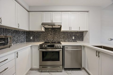 Photo 10 at 218 - 2 Maison Parc Court, Lakeview Estates, Vaughan