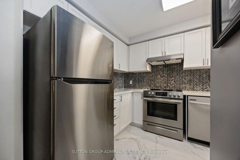 Photo 11 at 218 - 2 Maison Parc Court, Lakeview Estates, Vaughan