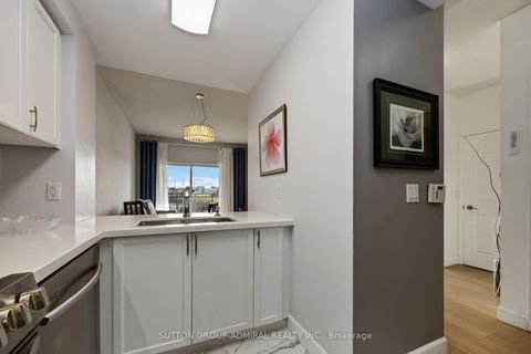 Photo 12 at 218 - 2 Maison Parc Court, Lakeview Estates, Vaughan