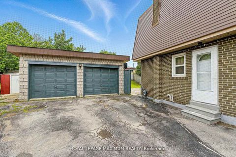Photo 2 at 32 Fennimore Crescent, Jane Heights, Toronto