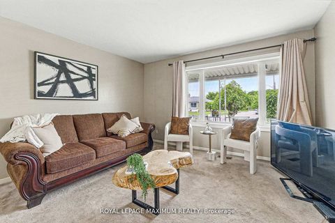 Photo 5 at 32 Fennimore Crescent, Jane Heights, Toronto
