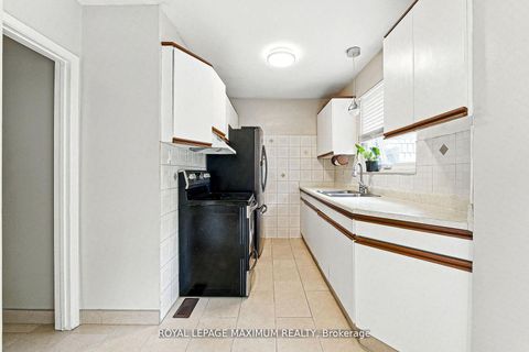 Photo 14 at 32 Fennimore Crescent, Jane Heights, Toronto