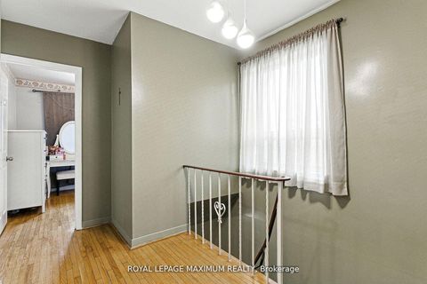 Photo 17 at 32 Fennimore Crescent, Jane Heights, Toronto